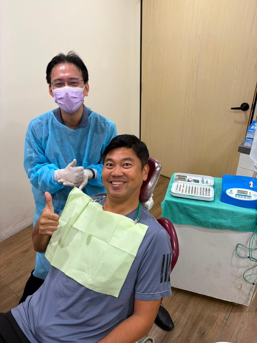 A happy patient giving a thumbs up with Dr. Chan at Ooi Dan Rakan